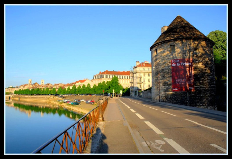 BESANCON: Levé de soleil sur la tour de la Pelote et le quai de Strasbourg.