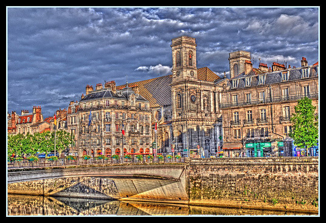 BESANCON:L'église de la Madeleine et le pont Battant.