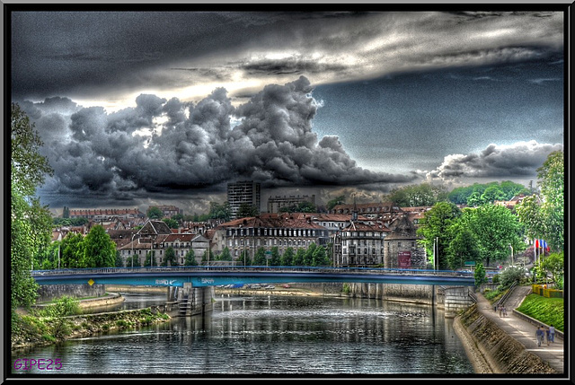 BESANCON: La passerelle, le quai de Strasbourg.