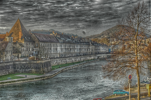 BESANCON: Le Quai Vauban, le Doubs (HDR).