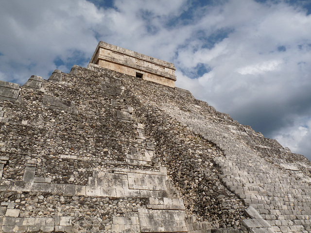 El Castillo - side