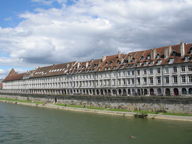 BESANCON: Le quai Vauban.