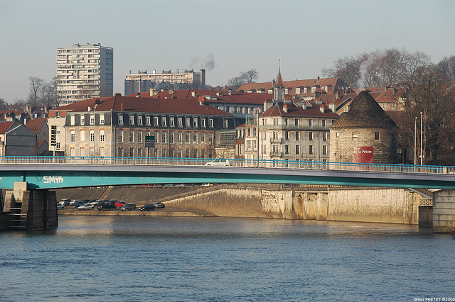 BESANCON: La passerelle, la tour de la Pelotte