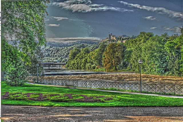 BESANCON: La Citadelle depuis le parc Micaud.