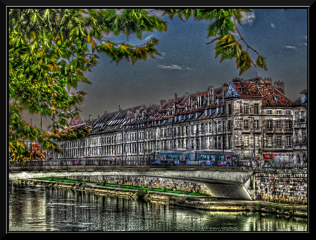 BESANCON: Le quai Vauban, le pont Battant.