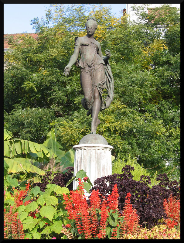 BESANCON: Statue de la fontaine Flore.