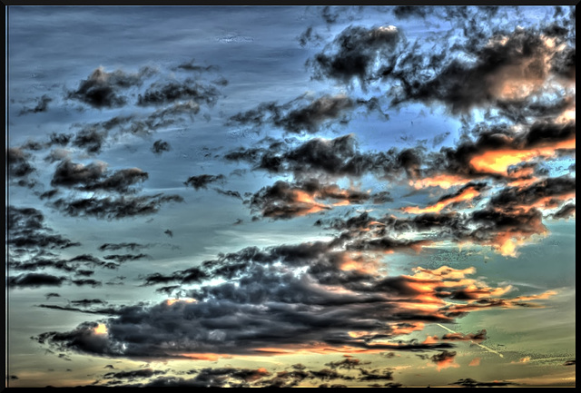 BESANCON: Couhé du soleil dans les nuages.