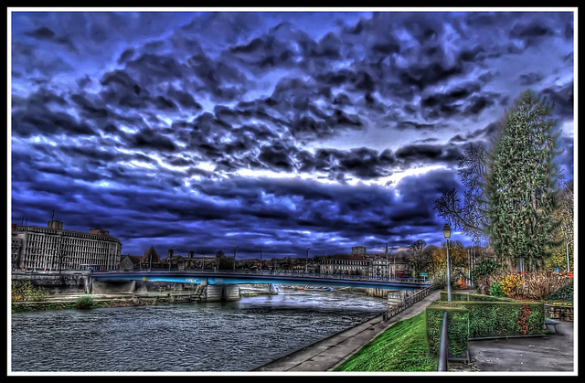 BESANCON: Le jardin des sens, le doubs, la passerelle.