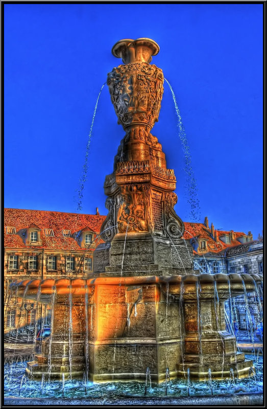 BESANCON: Levé du soleil sur la fontaine de la  place du marché.