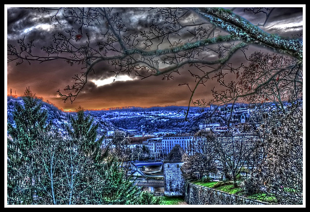 BESANCON: Levé du soleil sur la chapelle des buis depuis la tour carrée.