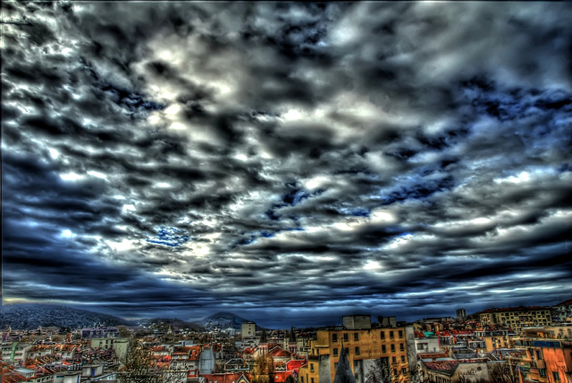 BESANCON: Nuages sur la ville.