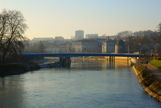 BESANCON: Le Doubs, la passerelle, la tour de la Pelote.