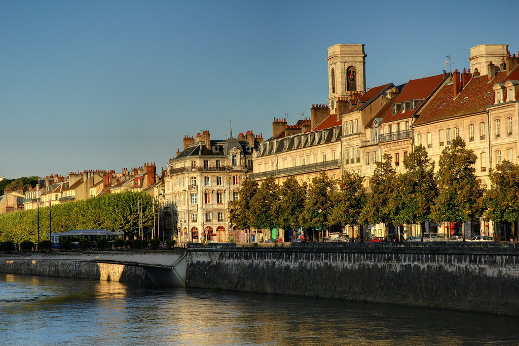 BESANCON: Le quai de Strasbourg, le pont Battant, l'église de la Madelaine.