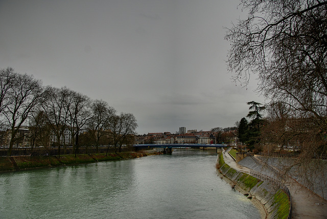 BESANCON: Le jardin des sens depuis la pont de la République.