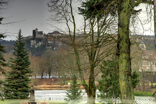 BESANCON:la Citadelle depuis le parc Micaud.