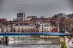 BESANCON: Le quai de Strasbourg depuis le jardin des sens.