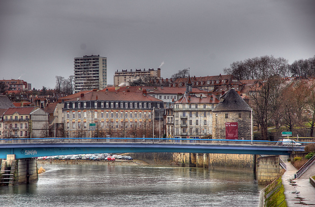 BESANCON: Le quai de Strasbourg depuis le jardin des sens.