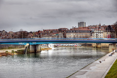 BESANCON: Le quai de Strasbourg depuis le jardin des sens.