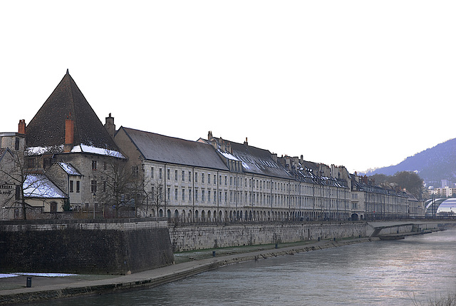 BESANCON: Le quai Vauban.