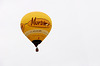BESANCON: Dimanche 1er mars 2009, passage d'une mongolfière au-dessus de la ville.