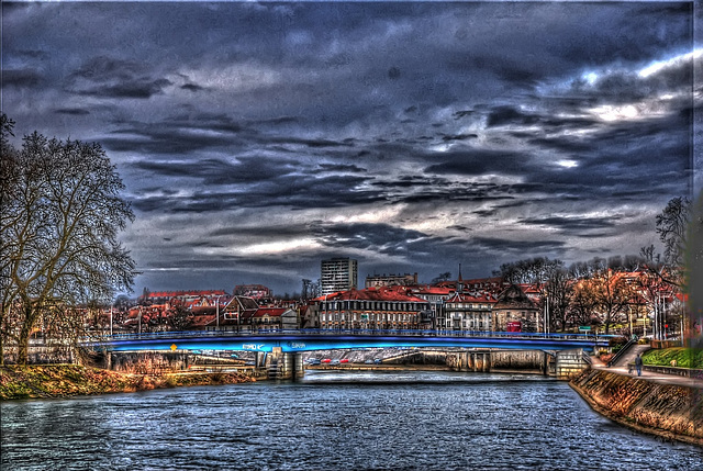 BESANCON: Le quai de Strasbourg depuis le pont Saint-Pierre.