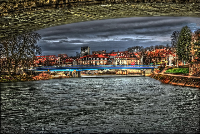 BESANCON: La passerelle depuis le pont St Pierre.