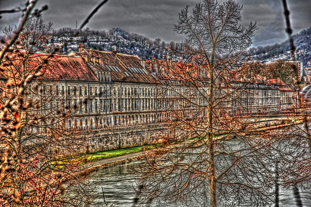 BESANCON: le quai Vauban depuis la tour de la Pelote.