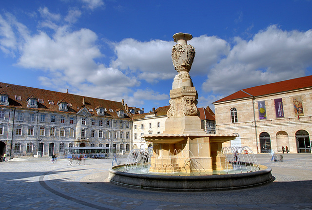 BESANCON: La fontaine de la place du marché.