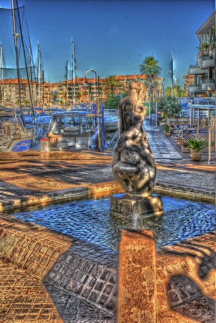 FREJUS: Statue à Port-Fréjus.