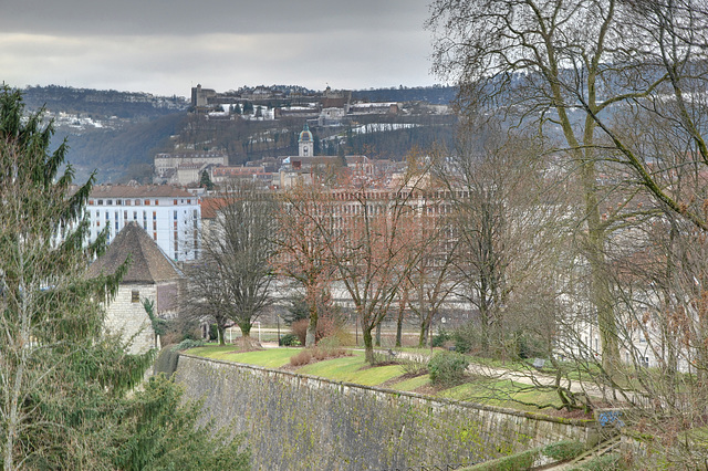 BESANCON: le quai Vauban depuis la tour de la Pelote.