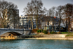 BESANCON: Le pont de la république, l'office du tourisme.