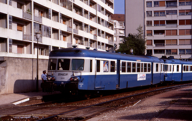 BESANCON: Depart d'un automoteur X2800 de la gare de la Mouillère pour la Chaux de Fonds.