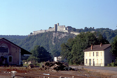 BESANCON: La Citadelle depuis la gare de la Mouillère.