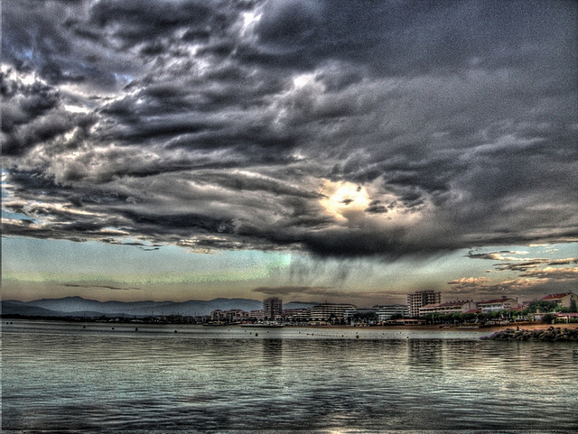 FREJUS: Fréjus-plage depuis le port de St Raphël.