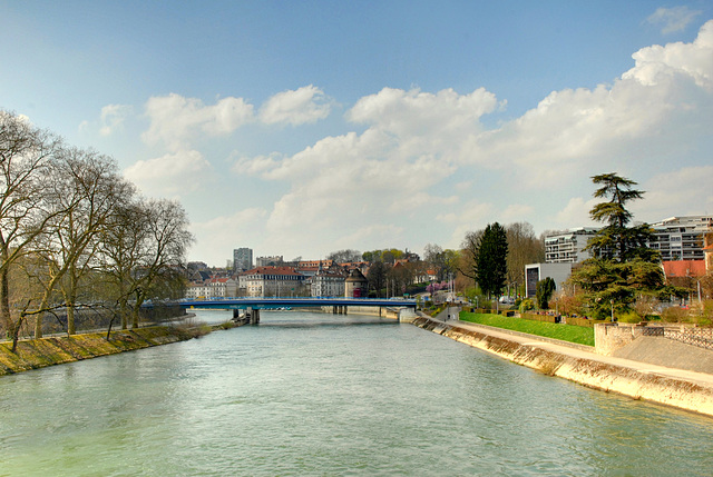 BESANCON: Le Doubs, le jardin des sens, la passerelle.