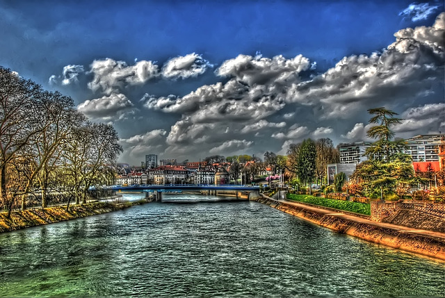 BESANCON: Le Doubs, le jardin des sens, la passerelle.