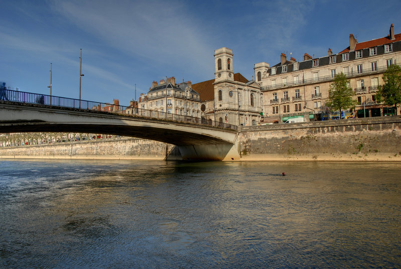 BESANCON: Le pont Battant, l'Eglise de la madeleine.