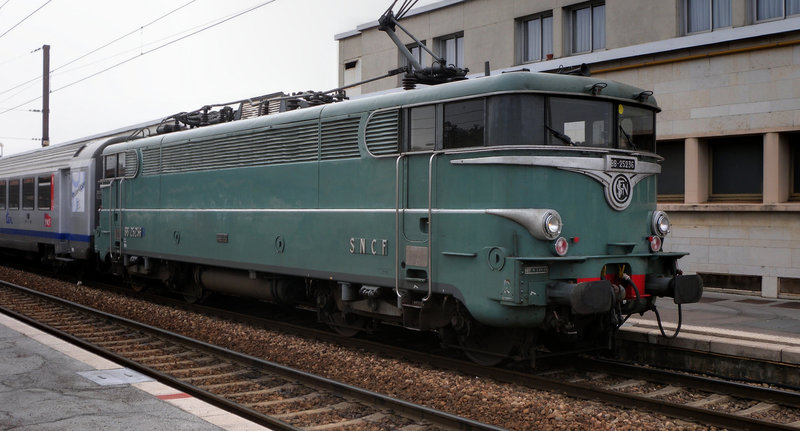 BESANCON: Dimanche 28 juin 2009, départ la locomotive 25236 pour Lyon.