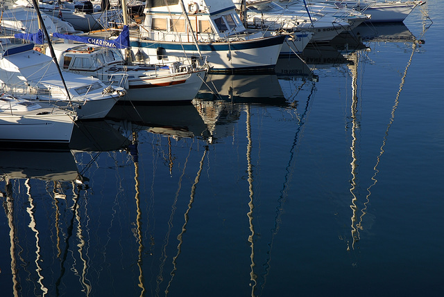 FREJUS: Reflet de bateaux dans la mer.