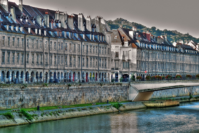 BESANCON: Le quai Vauban.