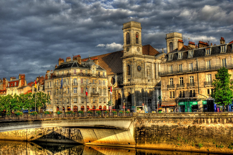 BESANCON: Le pont Battant, l'Eglise de la Madeleine.