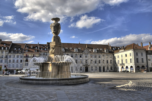 BESANCON: La fontaine et la place de marché.