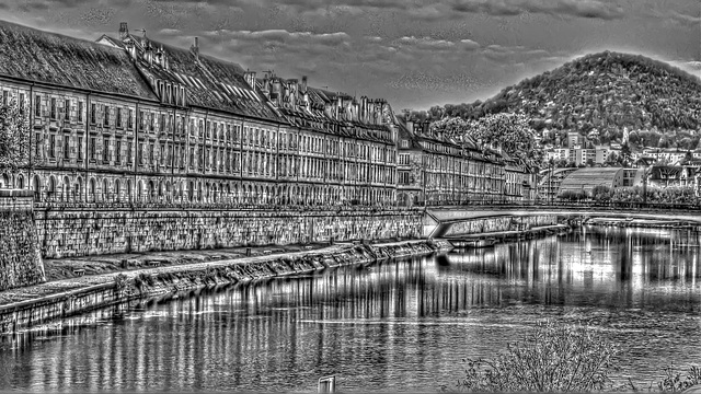 BESANCON: Le quai Vauban, le pont Battant.