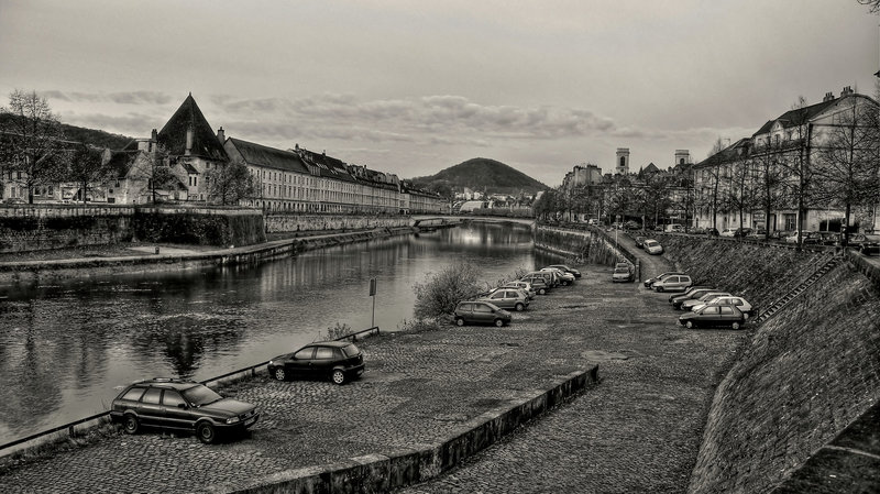 BESANCON: Le quai de Strasbourg à gauche, le quai Vauban à droite.