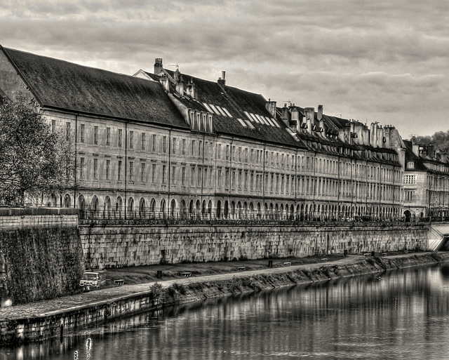 BESANCON: Le quai Vauban.