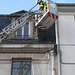 BESANCON: Les Pompiers font tomber les glaçon depuis les toits.