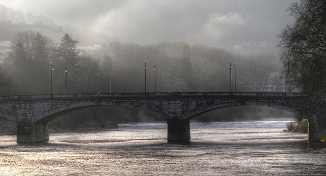 BESANCON: Levé du jour sur le Doubs.