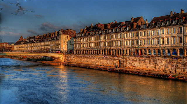 BESANCON: Couché de soleil sur le quai Vauban.