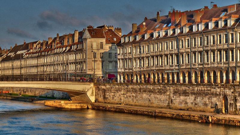 BESANCON: Couché de soleil sur le quai Vauban.