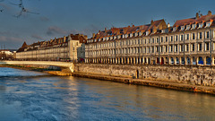 BESANCON: Couché de soleil sur le quai Vauban.